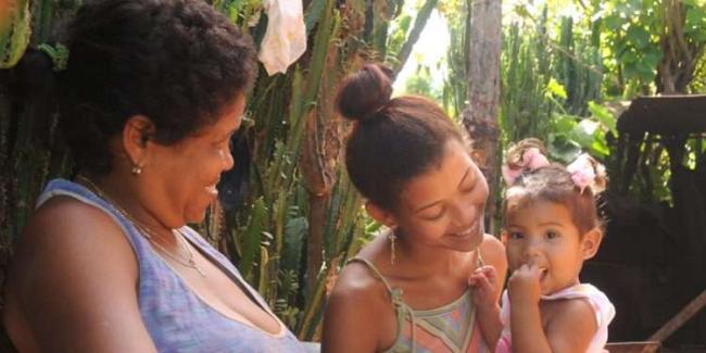 Madre adolescente con su hija.